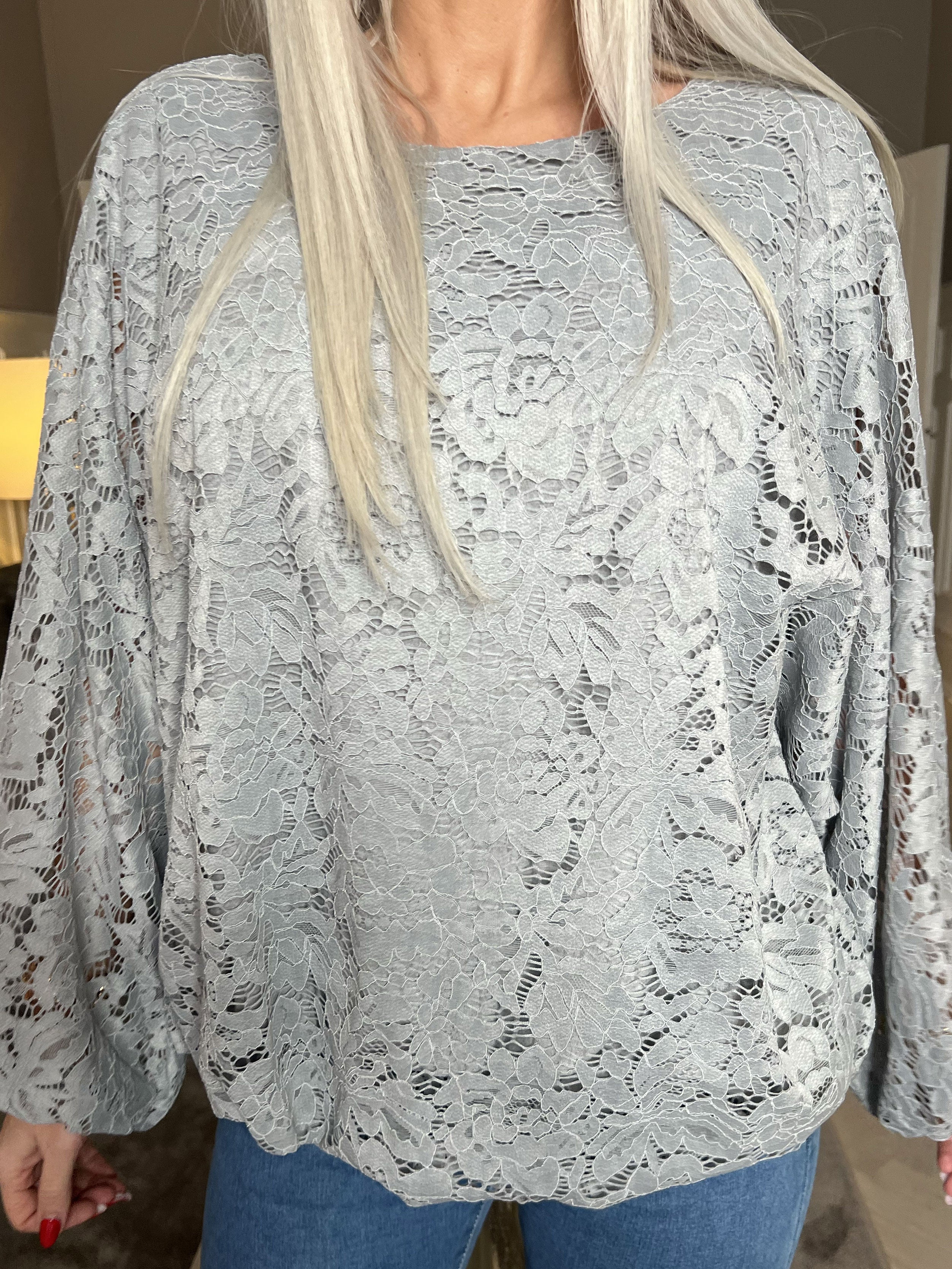 Destiny Lace - Spetsblus med fladdermusärmar